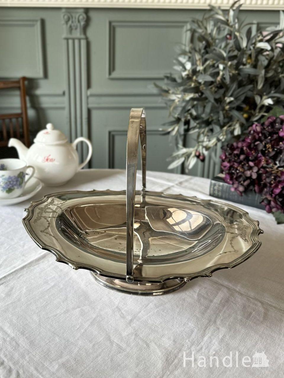 フランスで見つけたラタンのバスケット、アイアンの足が付いた