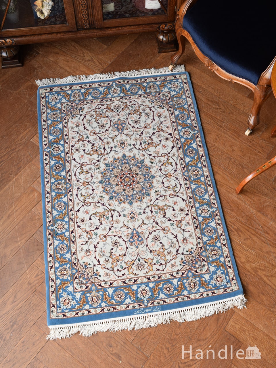 イスファハーンのメダリオンが美しい絨毯、シルクが入った青いペルシャ