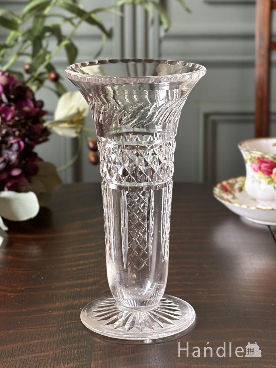 アンティークガラスのフラワーベース、イギリスのプレスドグラスの花瓶