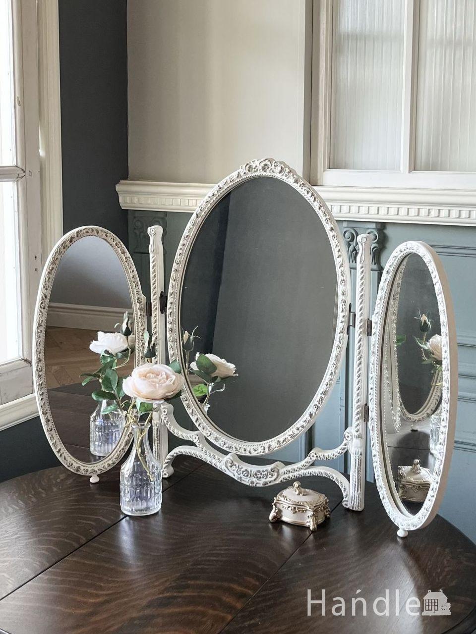 フランスから届いたアンティークの鏡、華やかな装飾のフレームが美しい