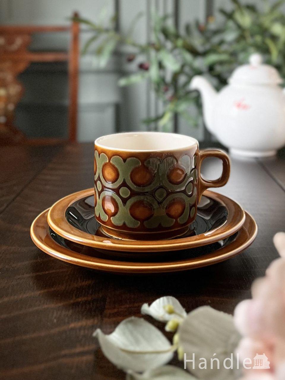 イギリスのアンティーク食器、ピンクのバラがエレガントなロイヤル