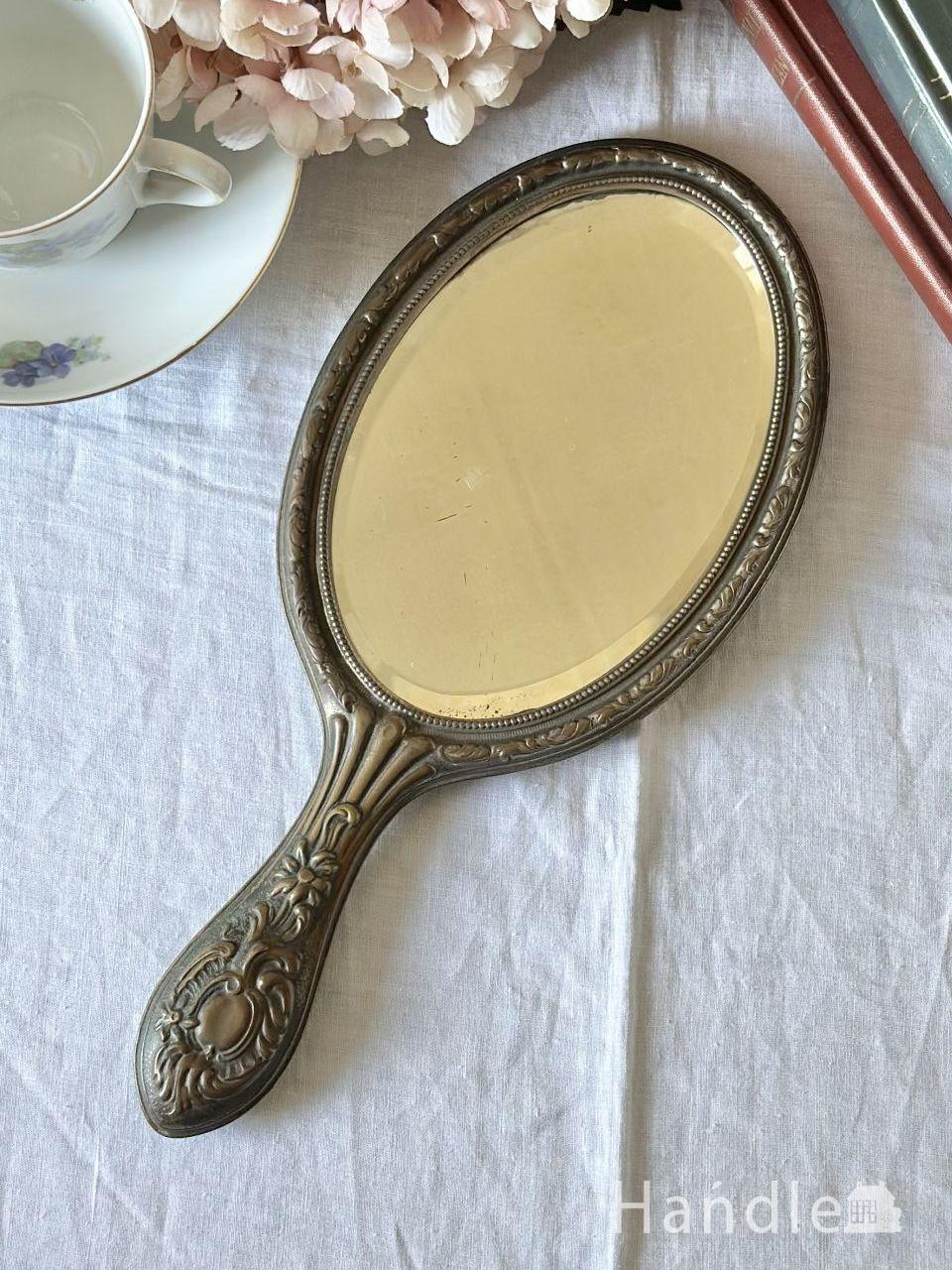 イギリスで見つけたアンティークのおしゃれな鏡、丸い形の縁取りが輝く