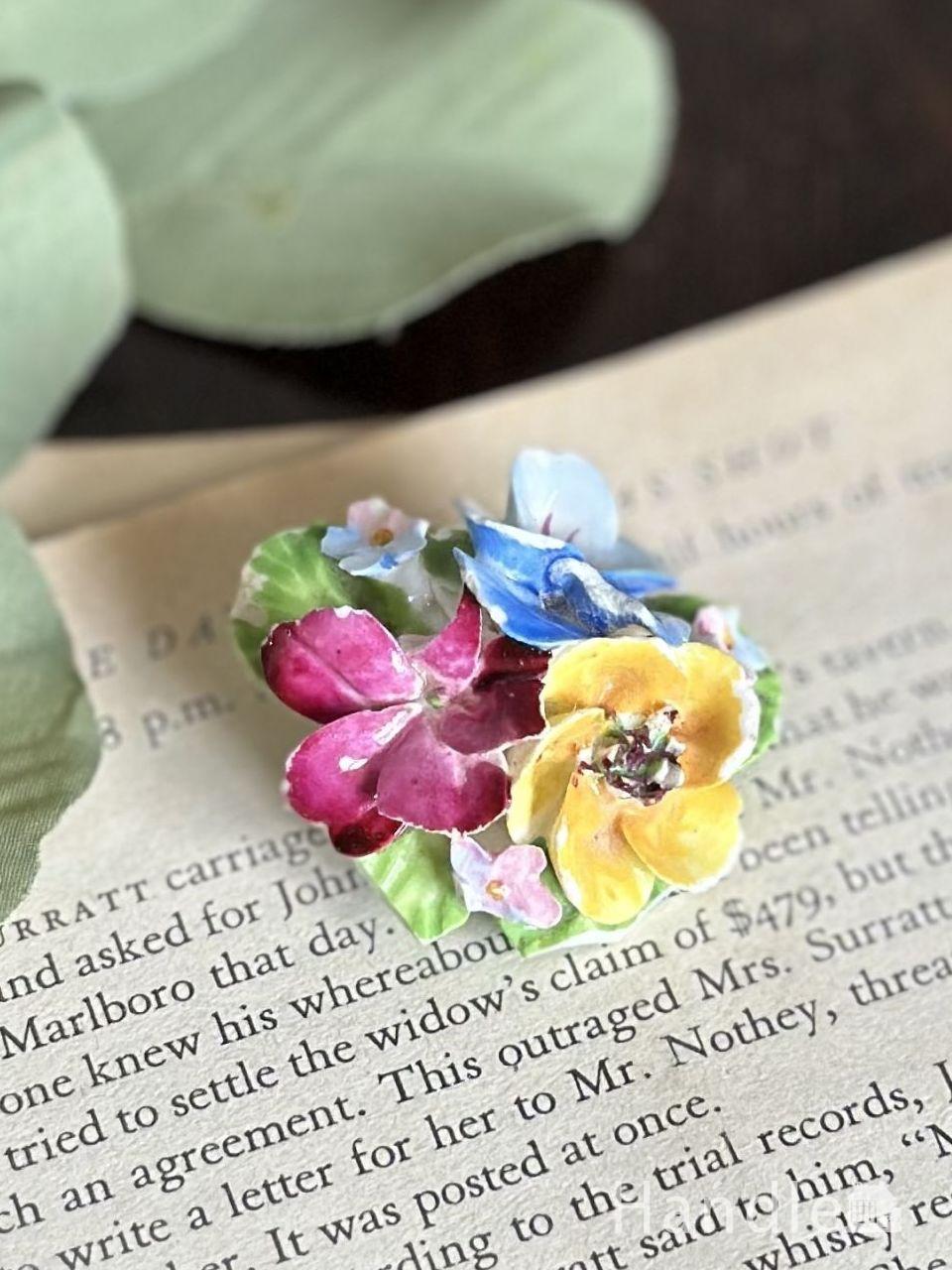 イギリスから届いたアンティークの陶花、カラフルなお花のカタチの