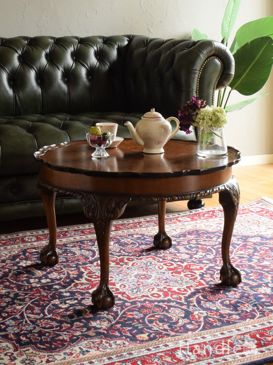 南フランスから届いたエレガントなコーヒーテーブル、優雅な猫脚と彫が