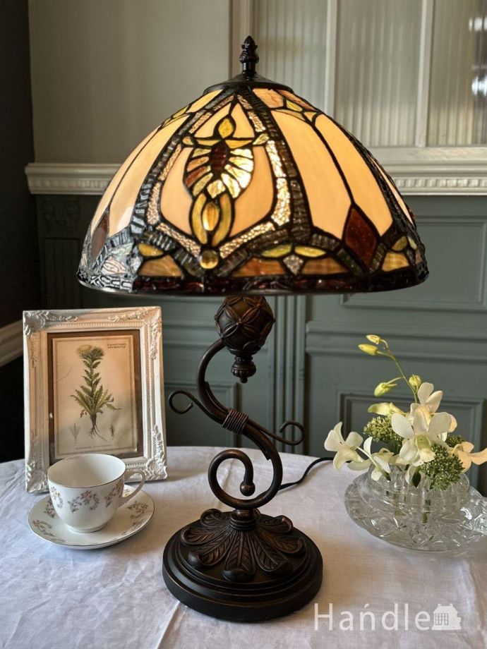 アンティーク調のステンドグラスランプ、おしゃれなテーブルランプ