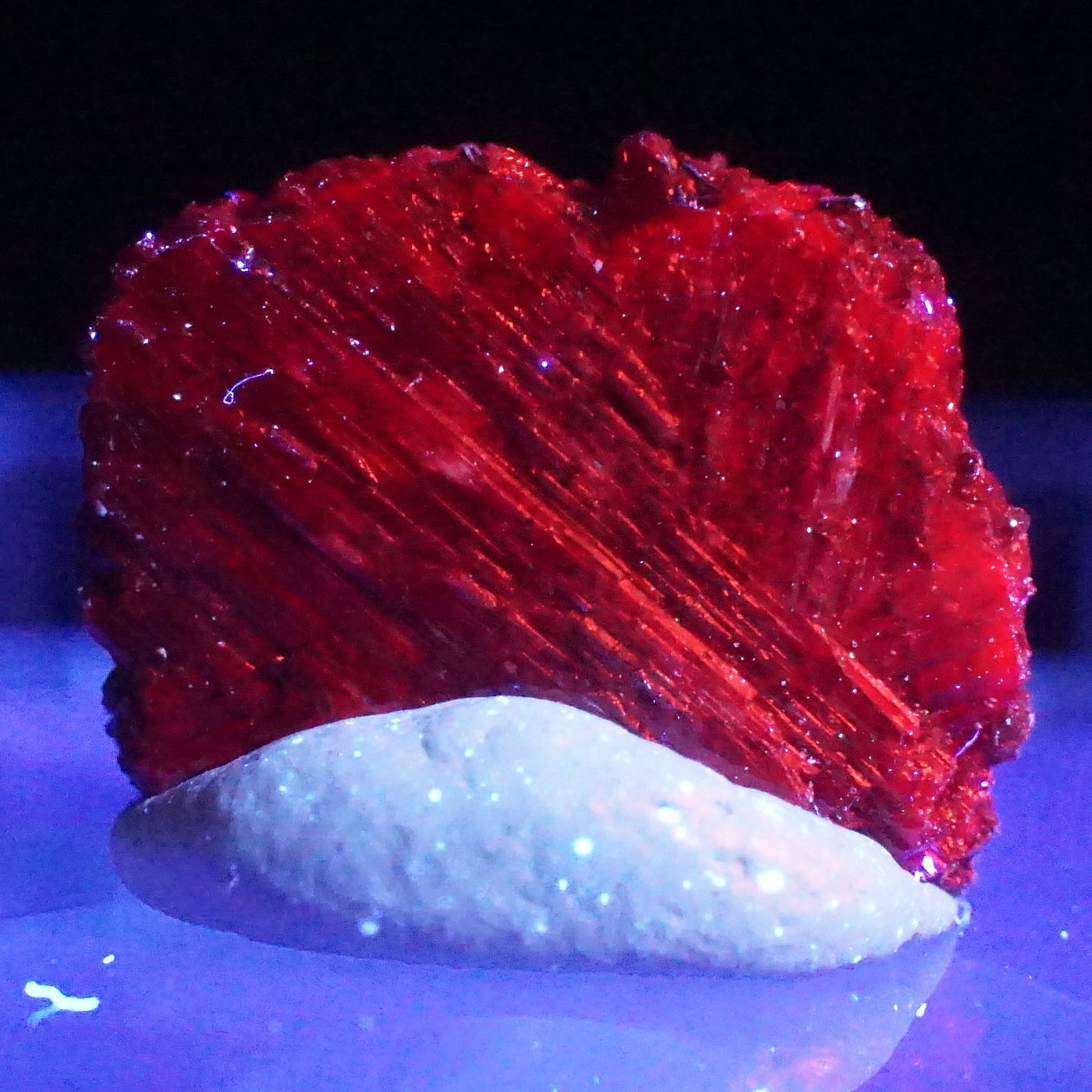 蛍光》ジンバブエ産 アレキサンドライト – 天然石ハッピーギフト