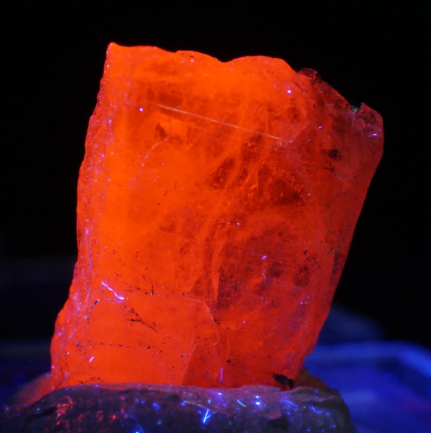 蛍光》タンザニア産 マグネシオアキシナイト – 天然石ハッピーギフト