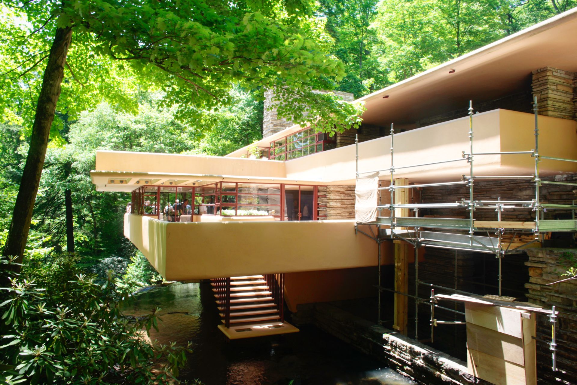 フランク・ロイド・ライトによる美しすぎる傑作住宅「落水荘（フォー