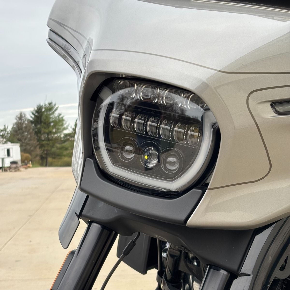 ハーレー、ツーリングモデル用ヘッドライト｜ハーレーカスタムパーツ専門店