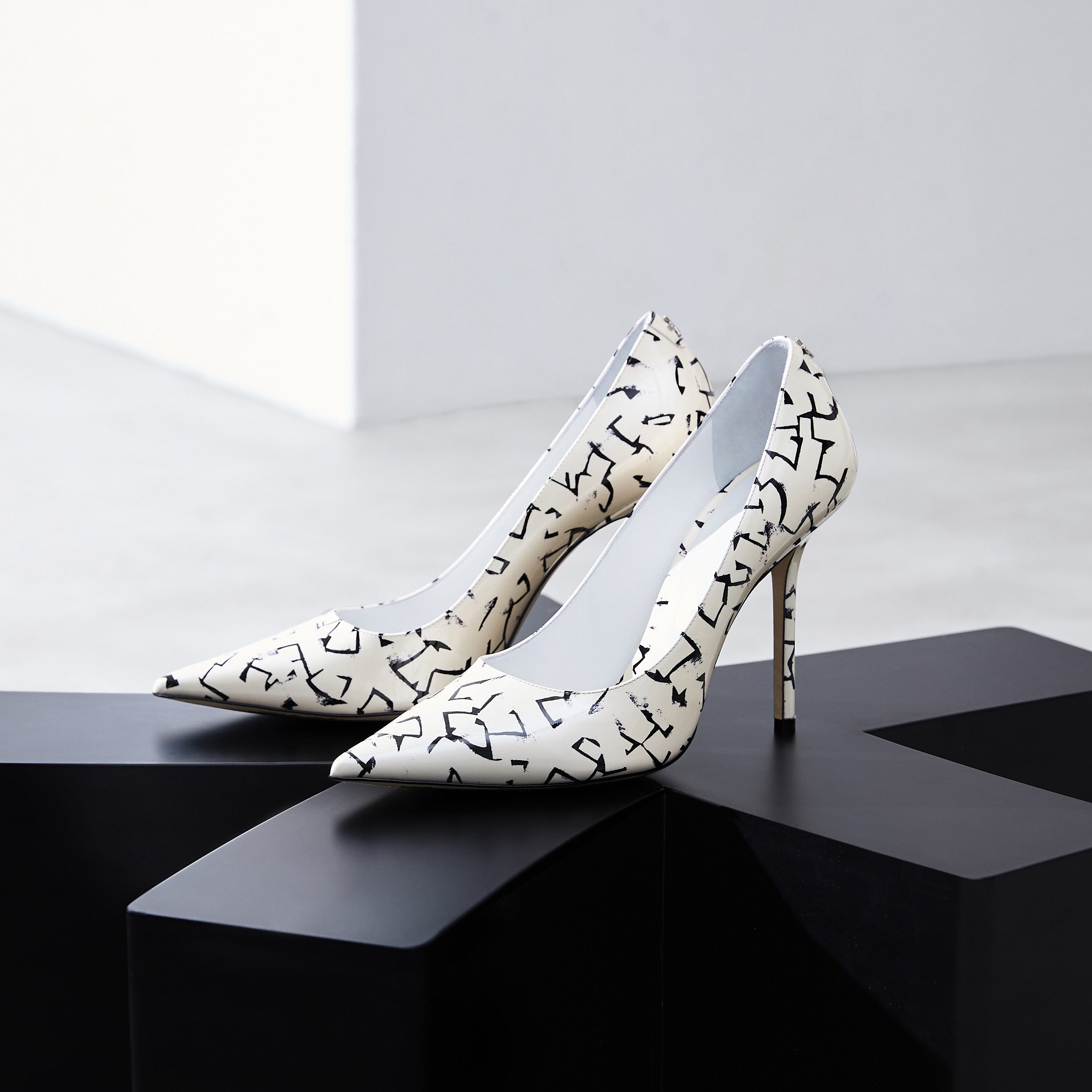 ジミー チュウ」×エリック・ヘイズ×POGGY！ 異種コラボの大胆