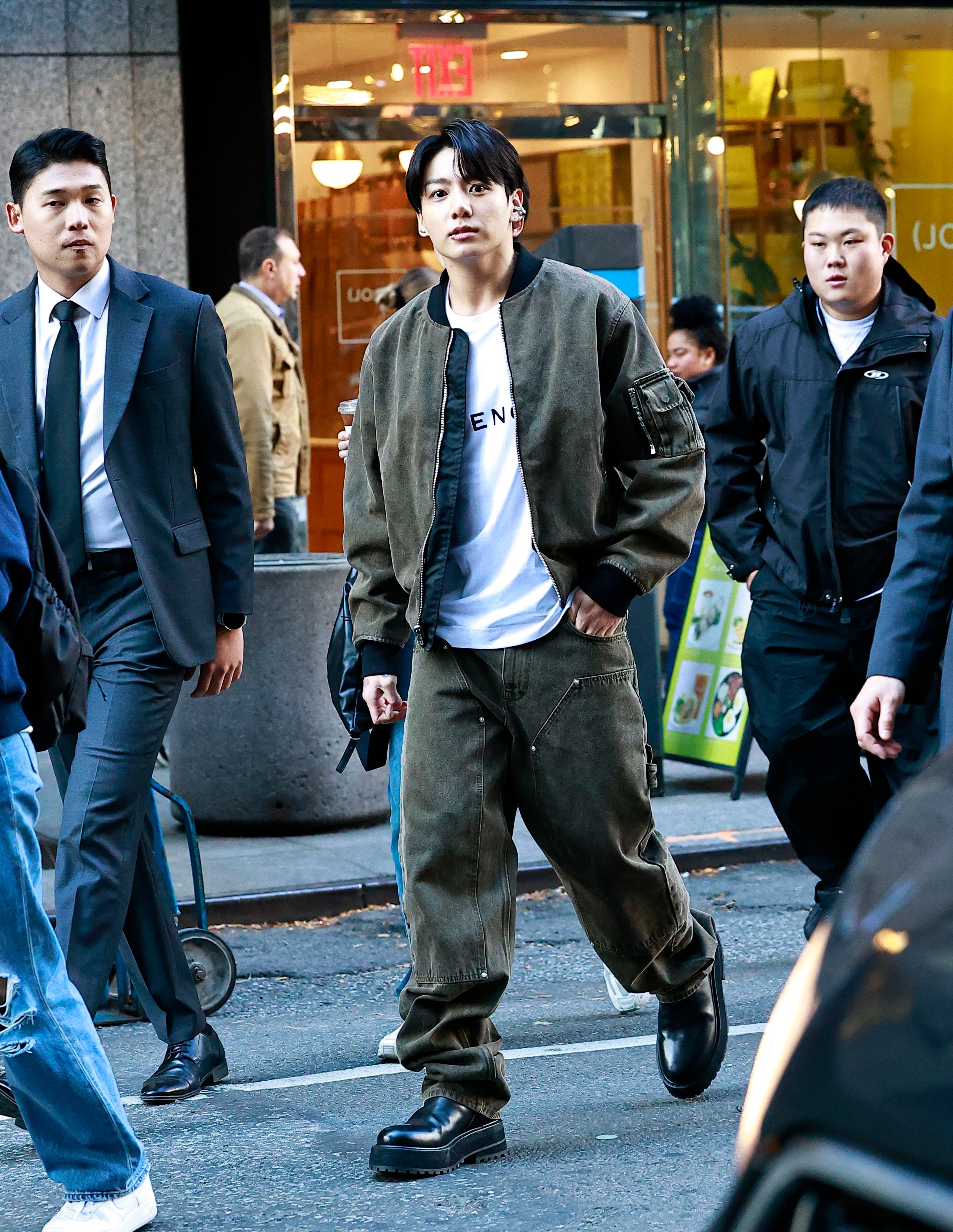 BTSがプライベートで愛用！ おそろいで買えるアイテム22選【スニーカー