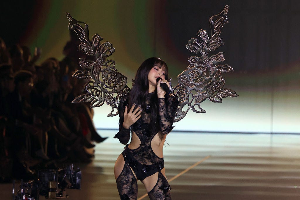 BLACKPINK・リサは2ルックを披露！ 2024年ヴィクトリア・シークレット