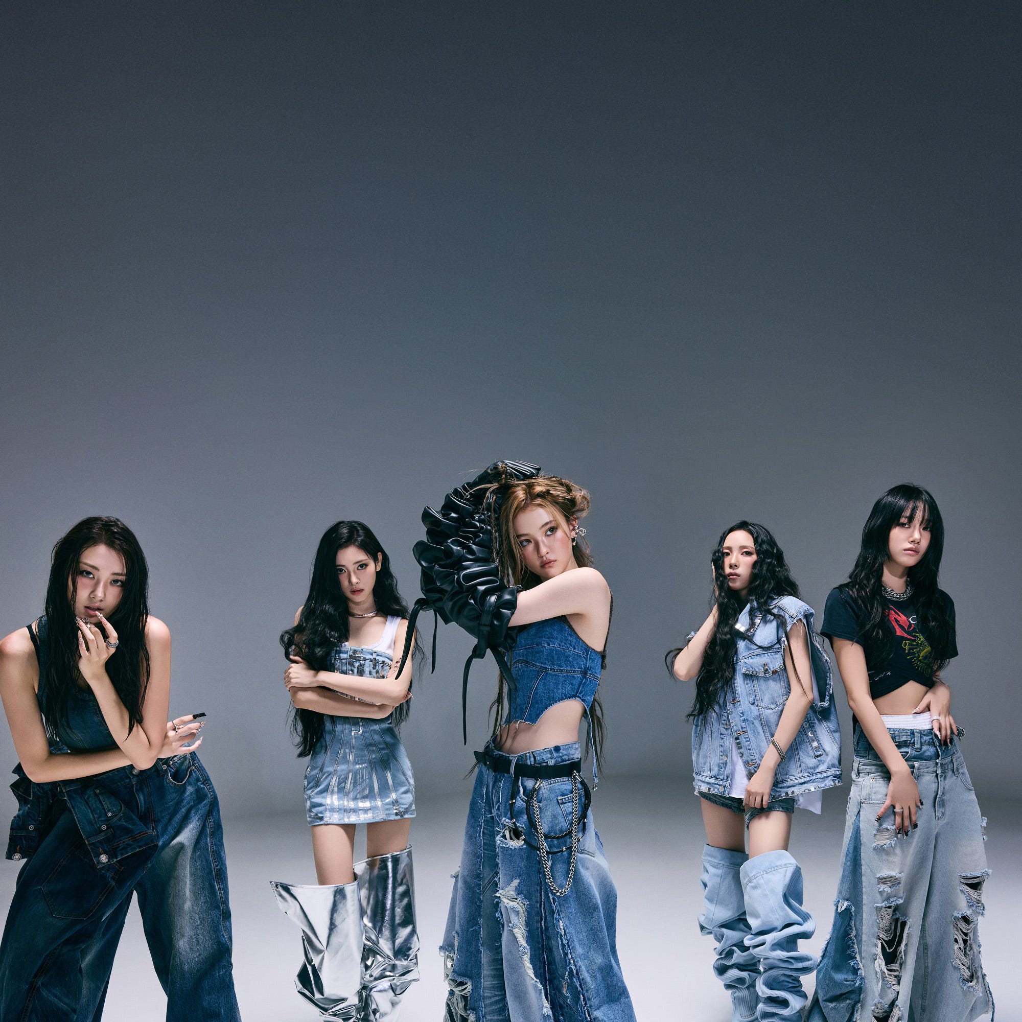 MEOVVがハーパーズ バザーに登場！ 新曲「BURNING UP」発売に合わせて