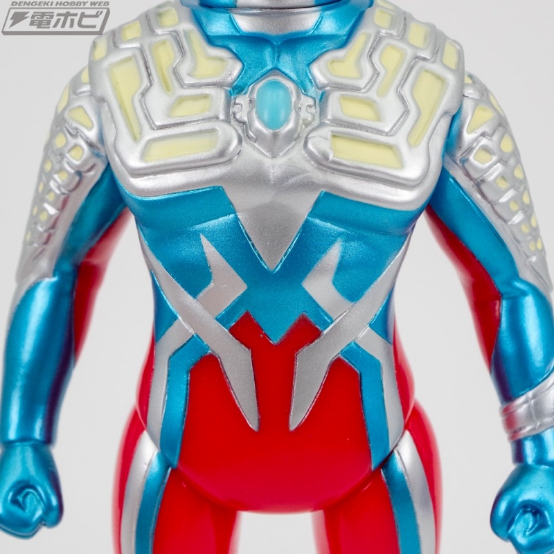 ブルマァクの伝統を受け継ぐソフビモデルの「ウルトラマンゼロ」と