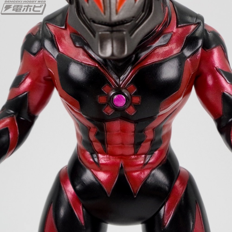 ブルマァクの伝統を受け継ぐソフビモデルの「ウルトラマンゼロ」と