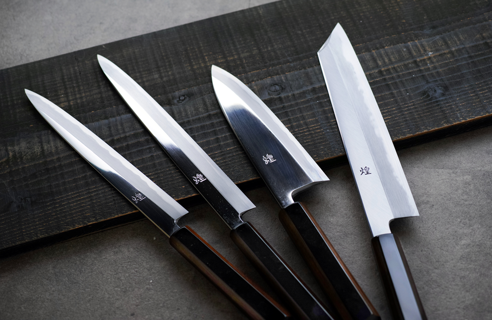 煌 青一鋼 鏡面仕上 黒呂柄 柳刃包丁 – 堺一文字光秀