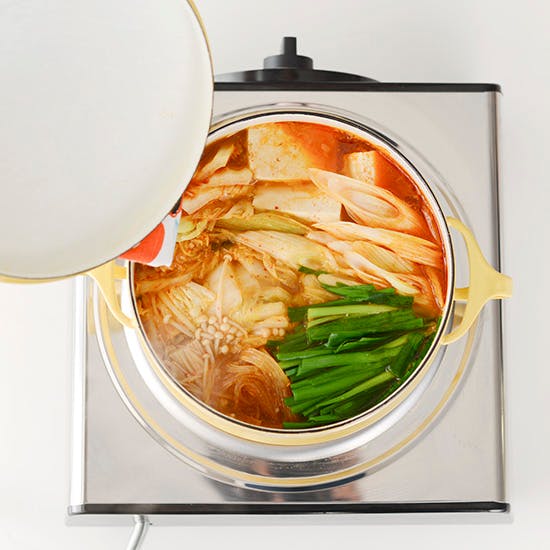 コクがあって辛くない！ウェイパーと市販キムチで味付けのキムチ鍋