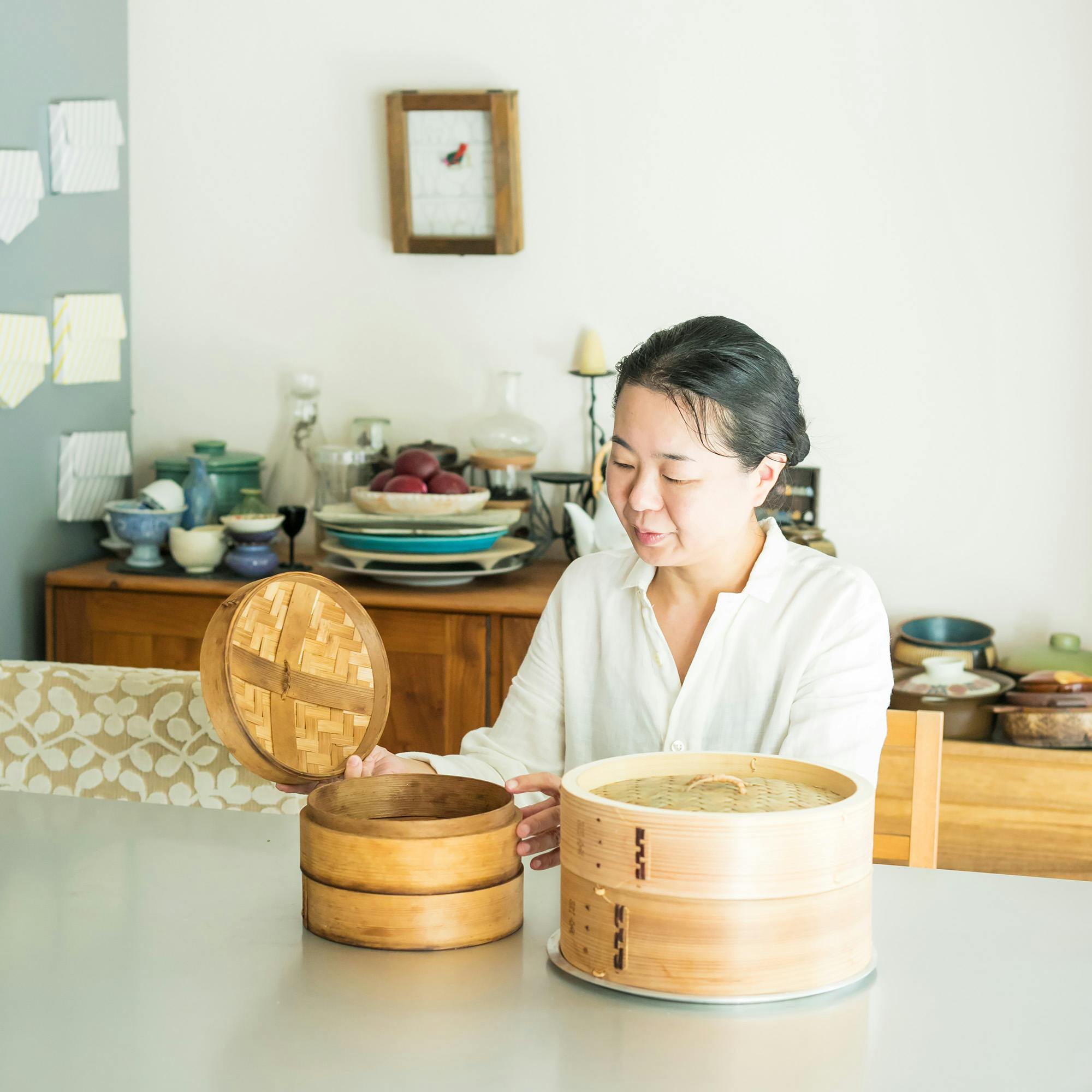 照宝や檜素材の蒸篭を持つスタッフが、せいろの良さを熱弁！ - 北欧