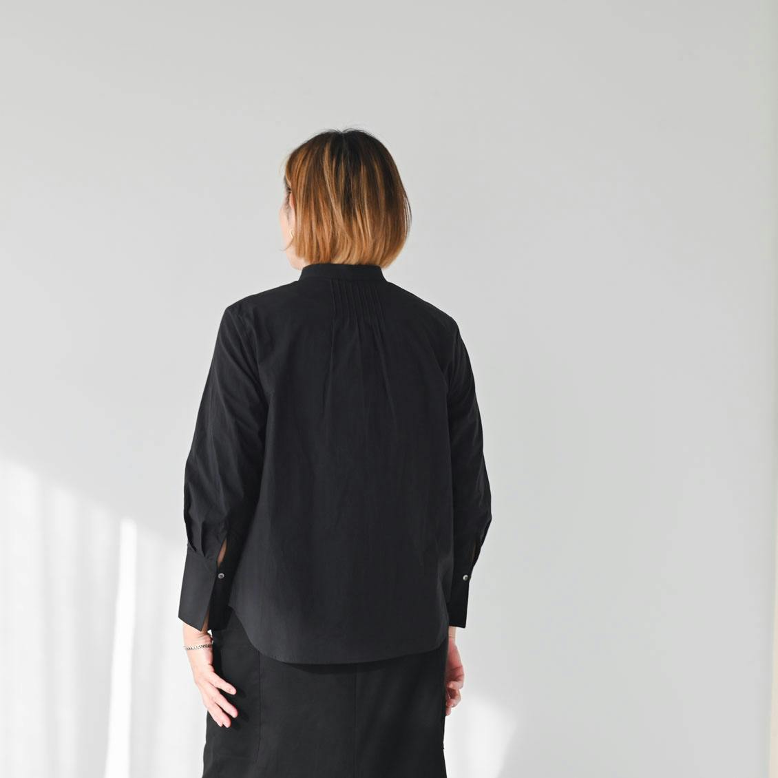 着用レビュー】凛と上品な「オリジナル刺繍ブラウス」を、5名が試着