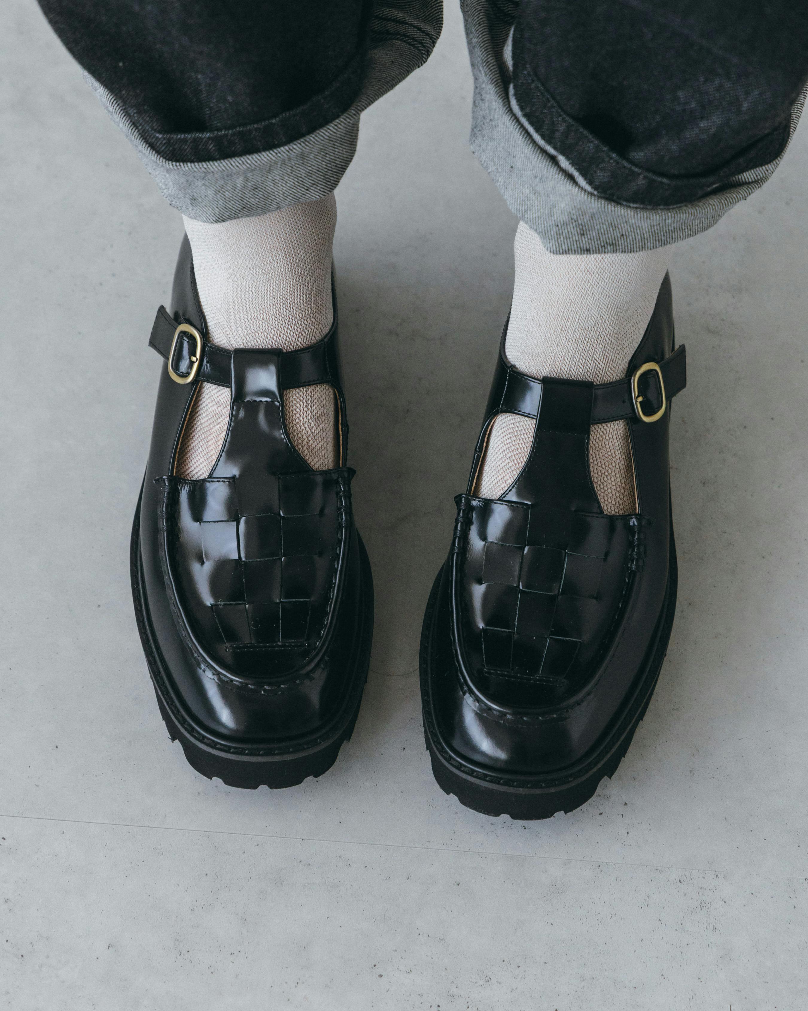 つま先踊る、大人の相棒」こだわりソールのTストラップシューズ / 牛革