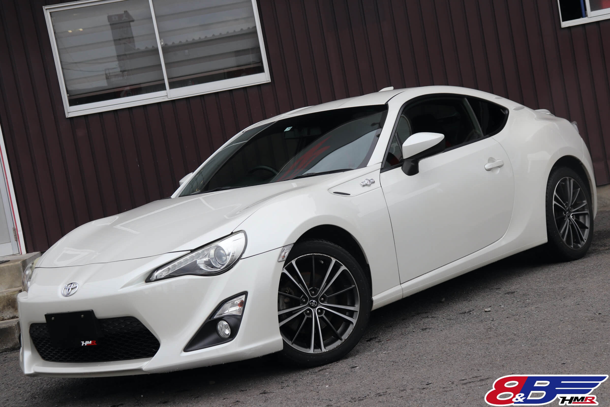 86 2.0 GT サテンホワイトパール B型入庫！TRDトランクスポイラーにSD