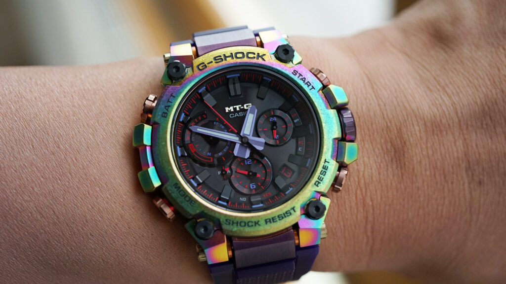 MTG-B3000PRB-1AJR】個性派Gショックの最高峰。レインボーIPで彩ったMT