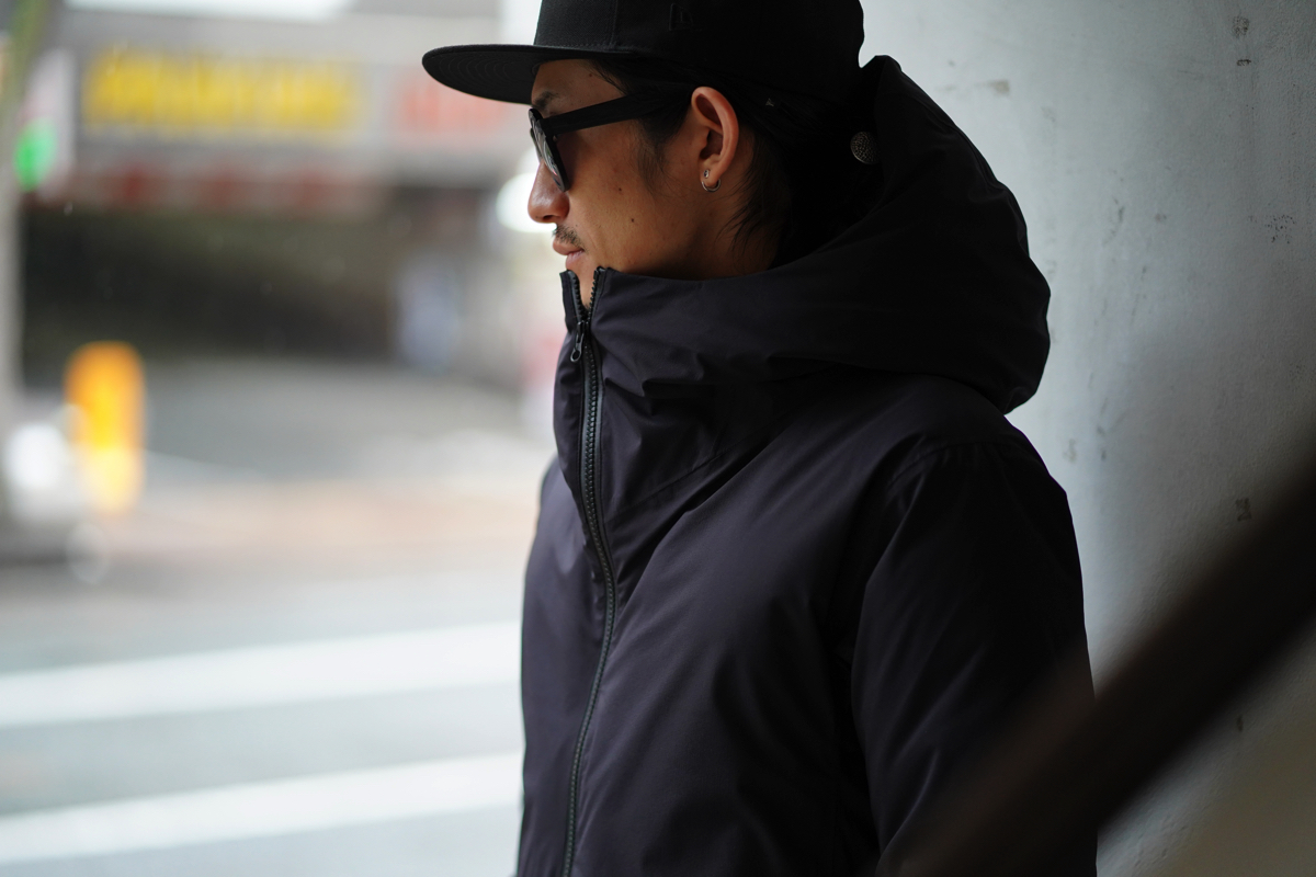 ATTACHMENT 透湿防水Nyリップ3レイヤーフーデットダウンコート | HUES