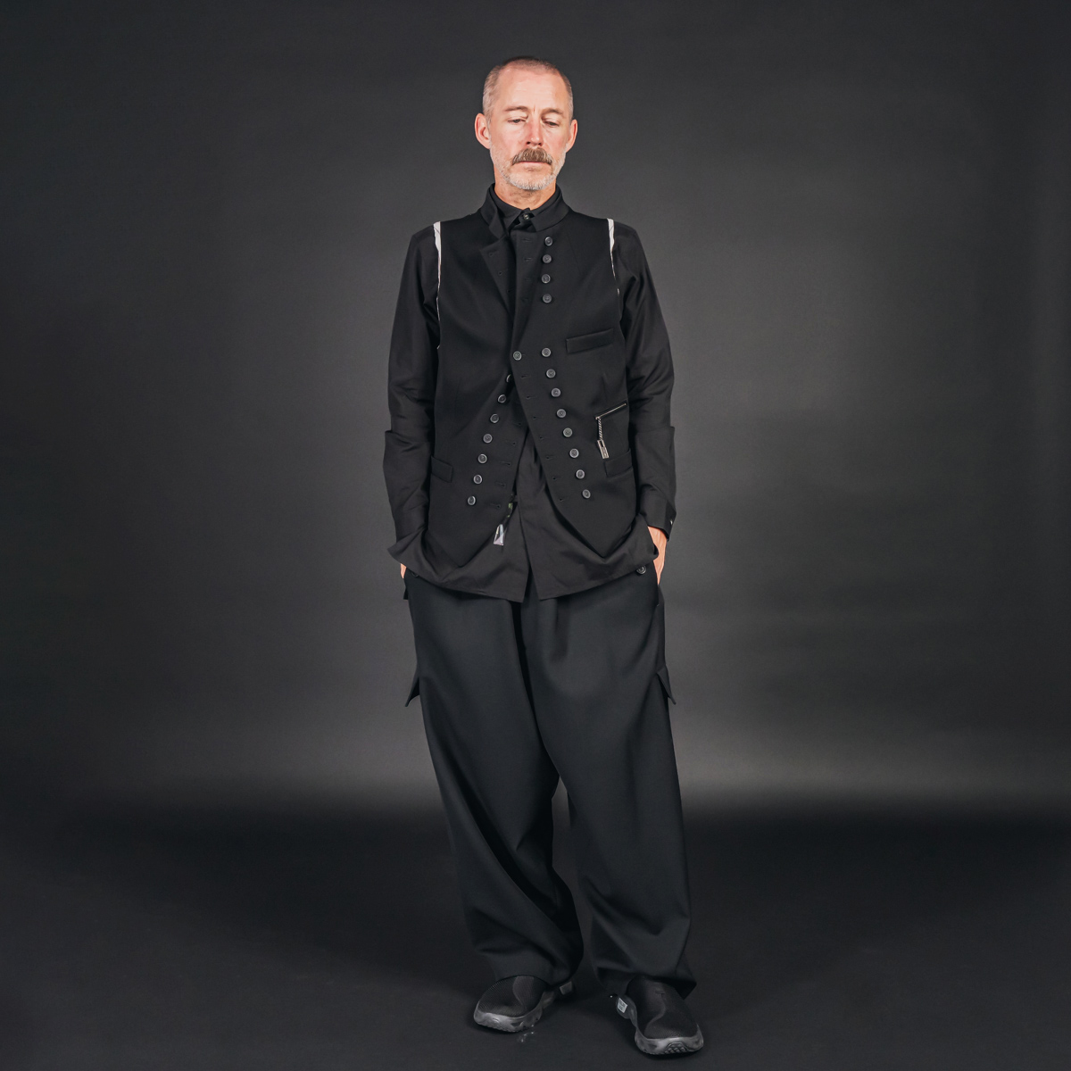 ヨウジヤマモト24年秋冬 スタンドカラー24ボタンベスト | HUES 福岡