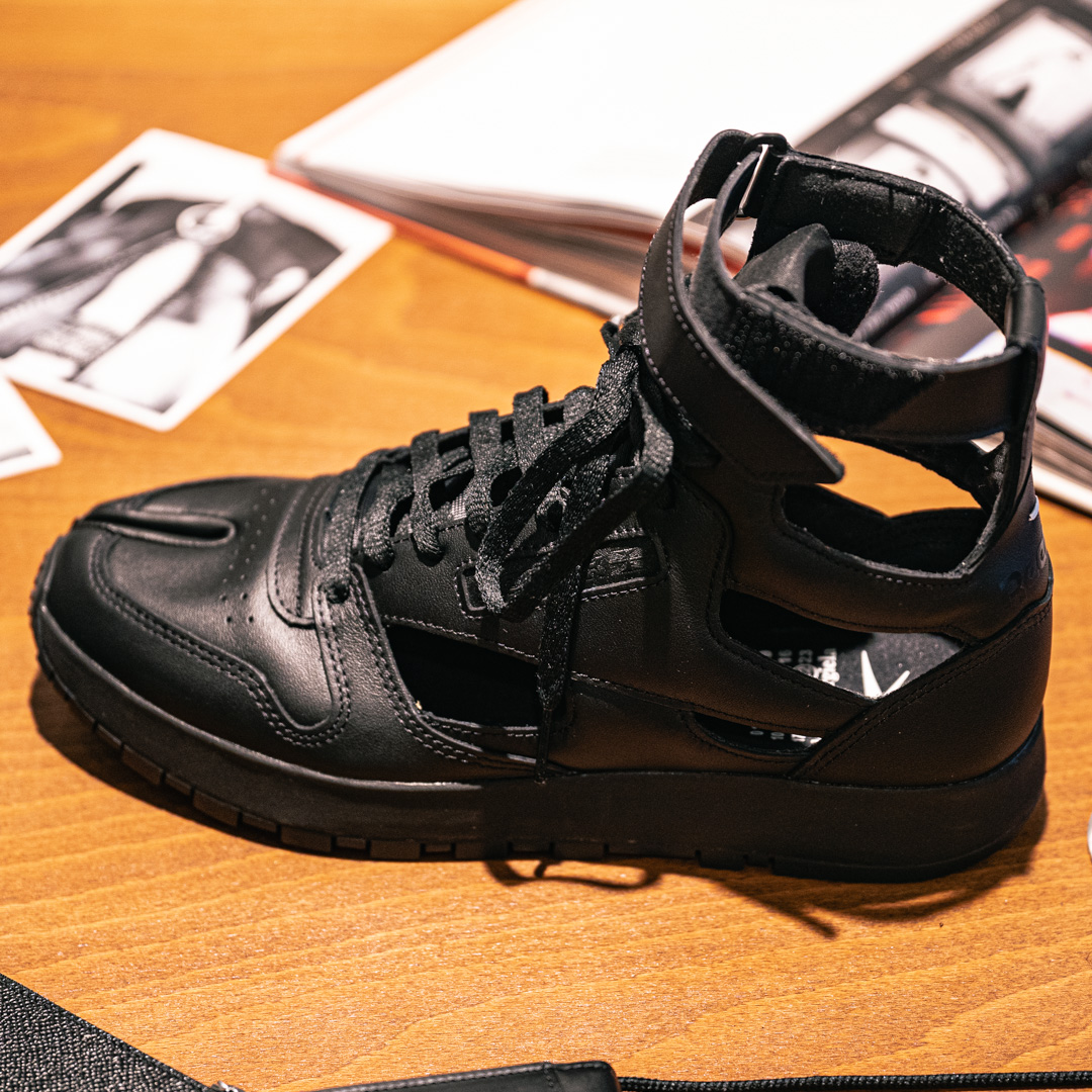 メゾンマルジェラ×リーボック “クラシックレザー タビ ハイ” | HUES