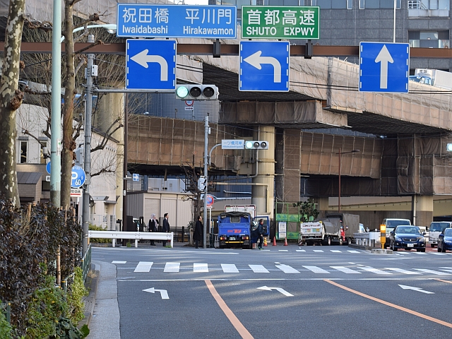 進行方向別通行区分 道路標識写真 規制標識 327の7
