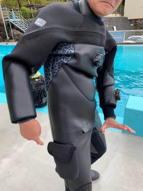 ドライスーツにつけるオプション | 伊豆でダイビングデビュー！安心の