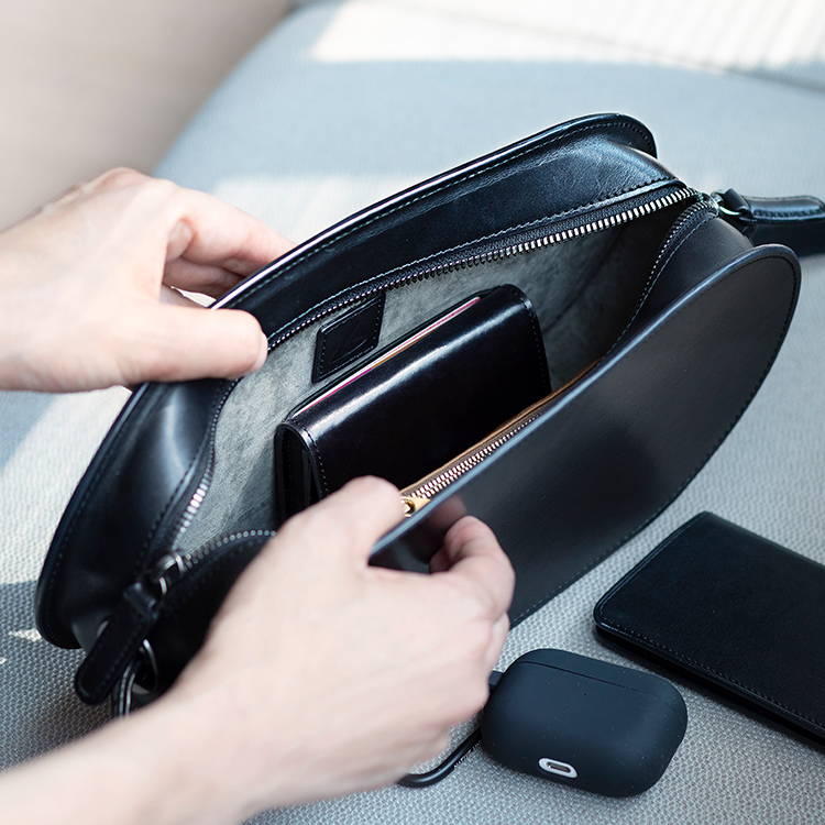 スタッフ愛用品 ブラックヌメ オーバルショルダー – 土屋鞄製造所