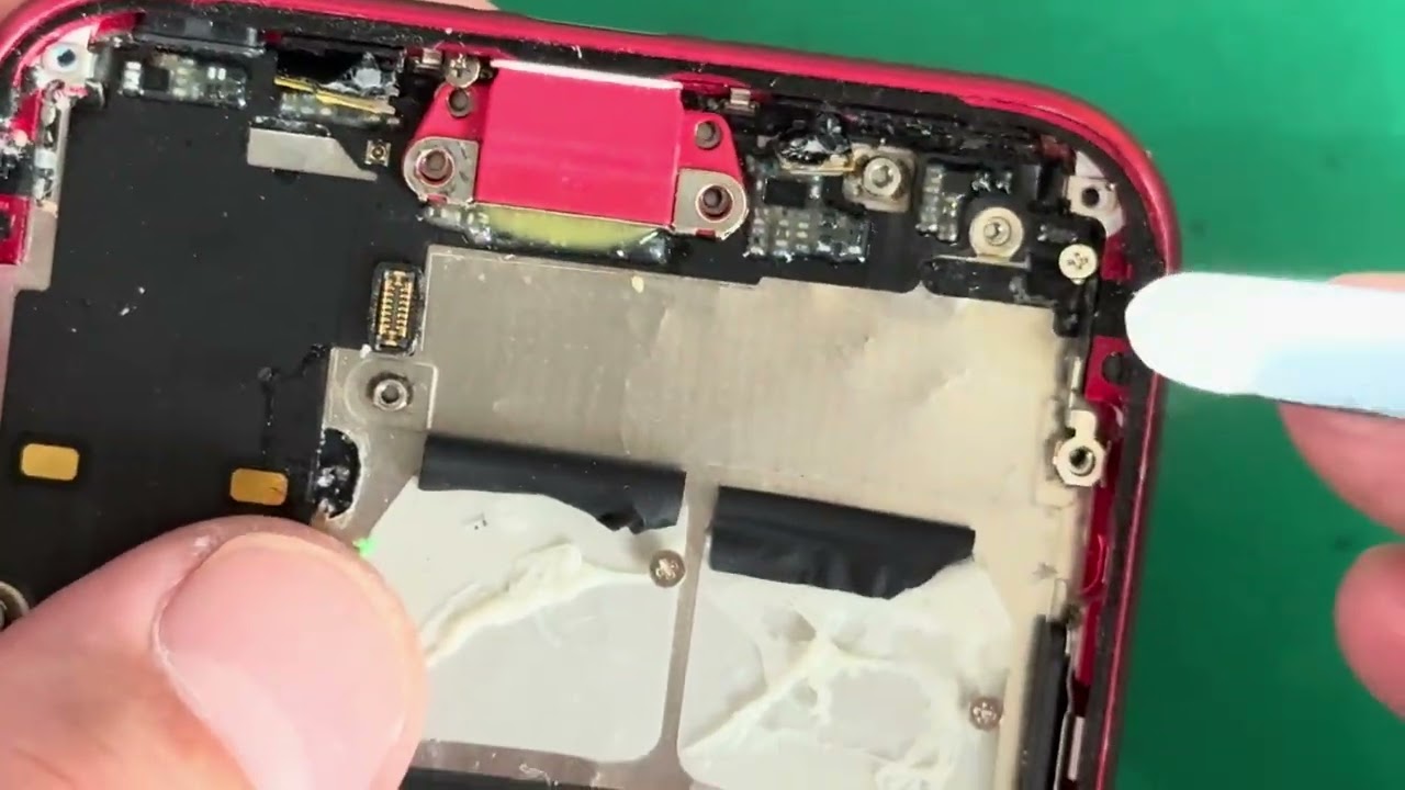 充電できない】iPhone SE 2(2020)Lightning充電口パーツ交換修理 - YouTube