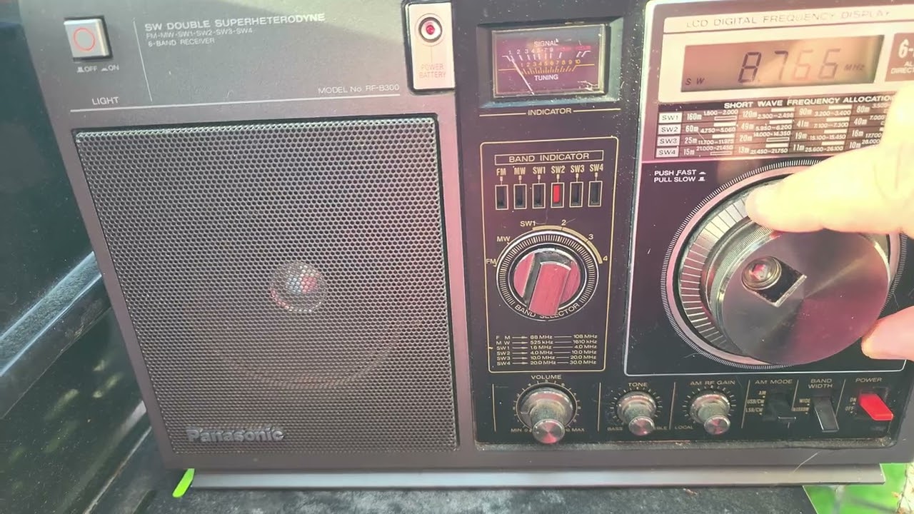 Vintage Panasonic RF-B300 on USB US Coast Guard Virginia 8764 kHz