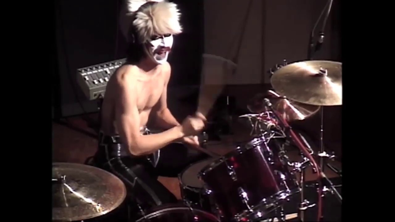 聖飢魔Ⅱ：ライデン湯澤のドラムプレイ - YouTube