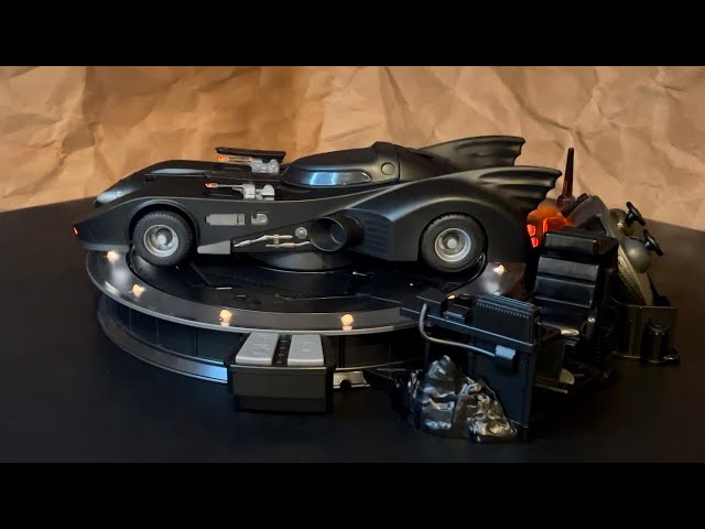 Spin Master RC: 1989 Batmobile (The Flash) - YouTube