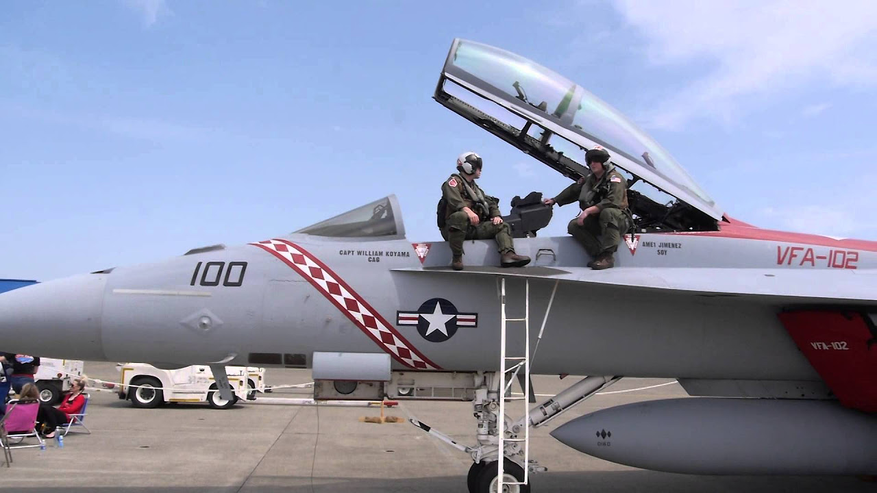 VFA-102 Diamondbacks F/A-18F NF100 (NAF Atsugi Spring Festival