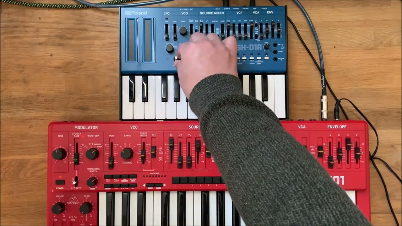 Roland SH 01A vs Behringer MS-1 - YouTube