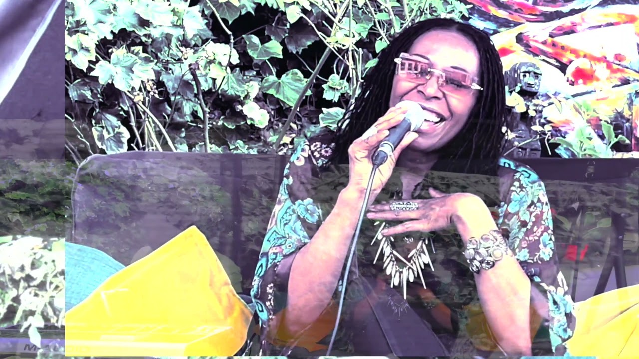 Carroll Thompson: Simply In Love (Acoustic Session) - YouTube