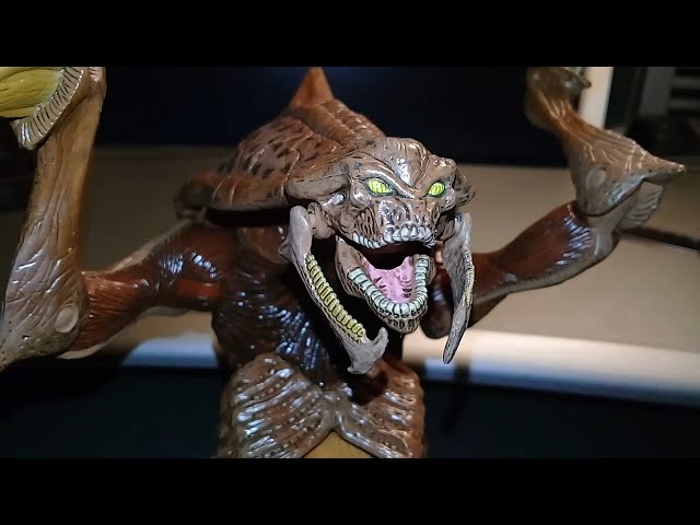 Toy Hunt! 2004 Toycom Hydralisk Zerg Warrior Strain from Starcraft