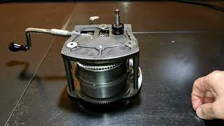 蓄音機(Columbia Model No.212)のゼンマイ モーター - YouTube