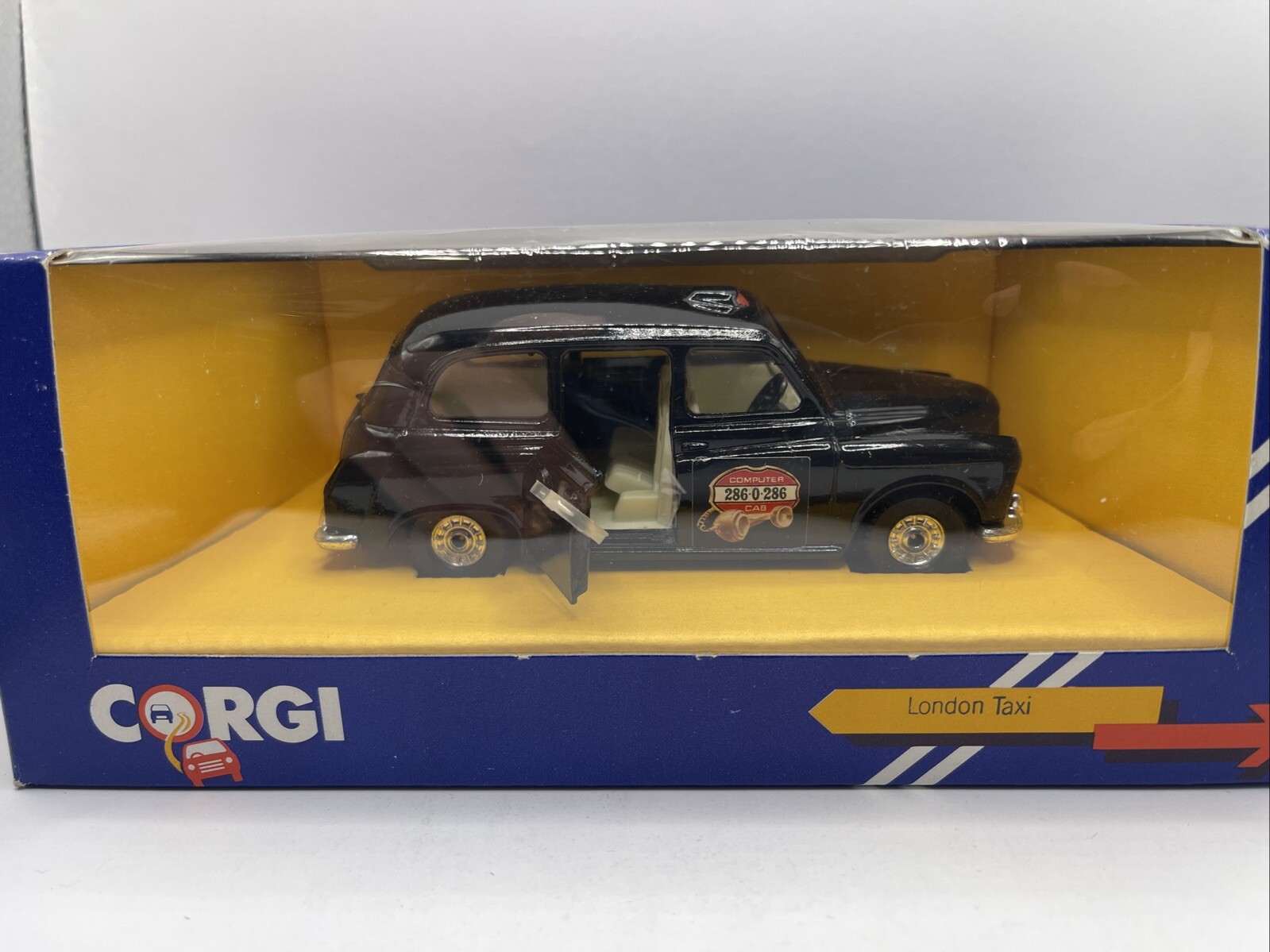 Corgi 425, London taxi - Free Price Guide & Review