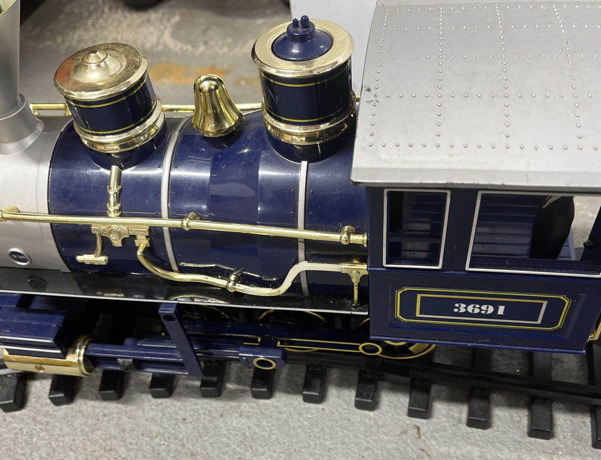 EZTEC Train Set Works includes tracks to complete oval