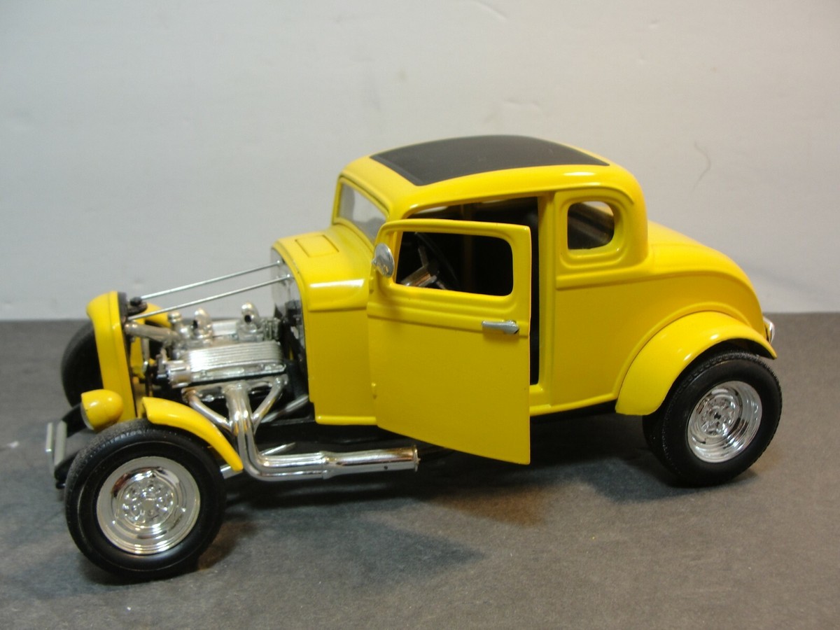 ERTL 1932 Ford Deuce Coupe American Graffiti Movie 1:18 Scale
