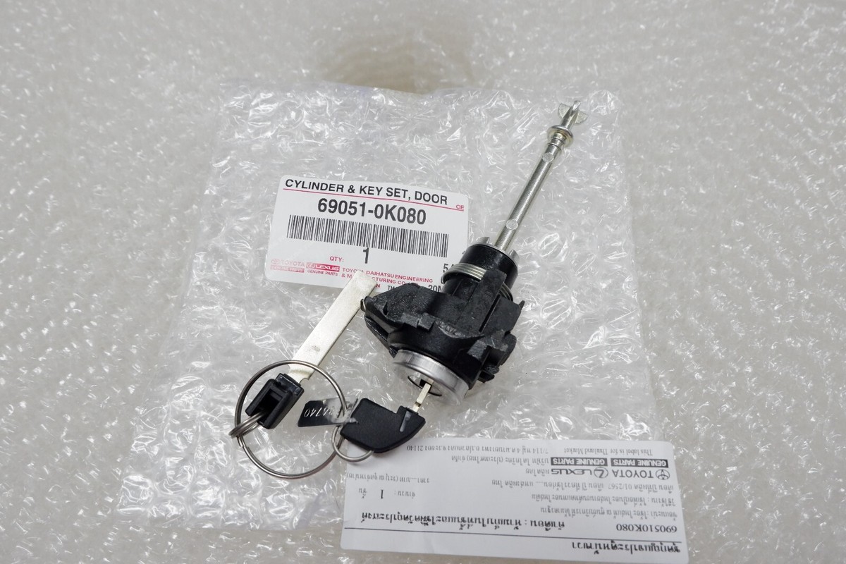 69051-0K080 Cylinder Key Set Door Lock RH For Toyota Hilux Revo