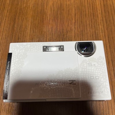 Fujifilm FinePix Z250fd ホワイト 本体と充電器 Fujifilm FinePix