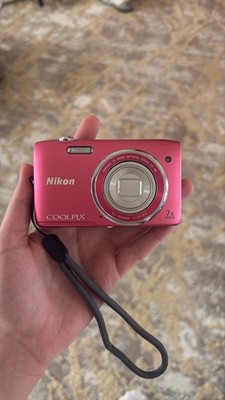 Nikon COOLPIX S3500 Digital Camera 20.0MP 7x Optical Zoom with