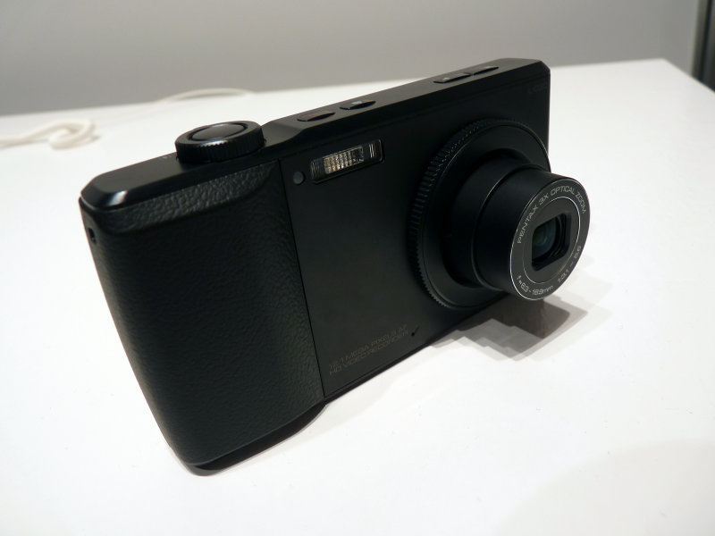 どう見ても「携帯電話付きデジカメ」、沈胴式レンズを搭載したNTT