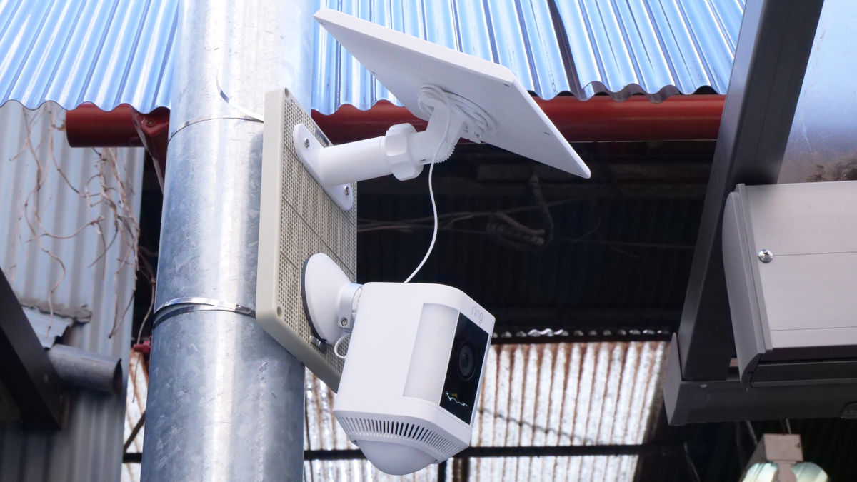 AmazonのLEDライト搭載セキュリティカメラ「Ring Spotlight Cam Plus