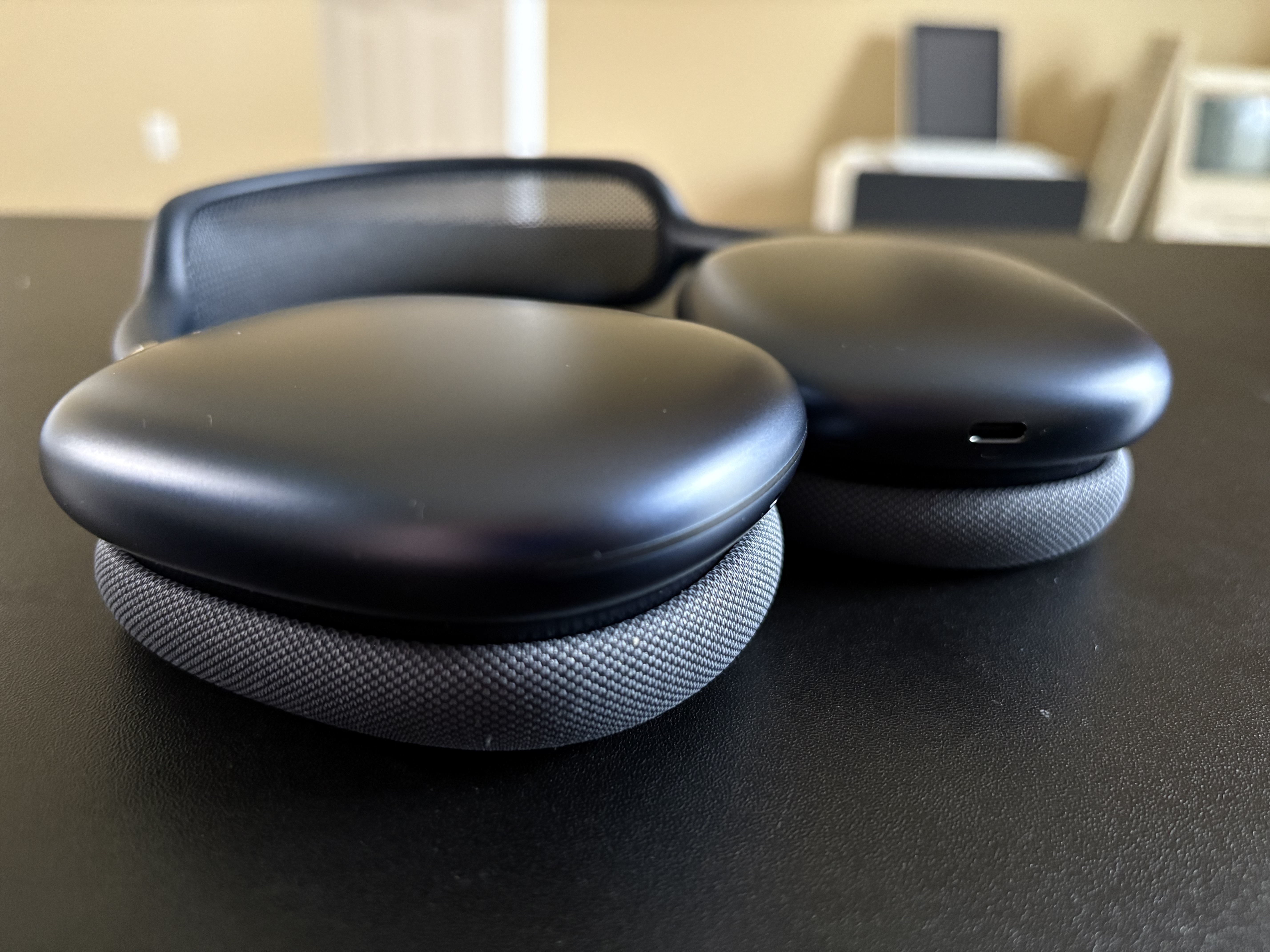 Hands-on with midnight AirPods Max with USB-C - 9to5Mac